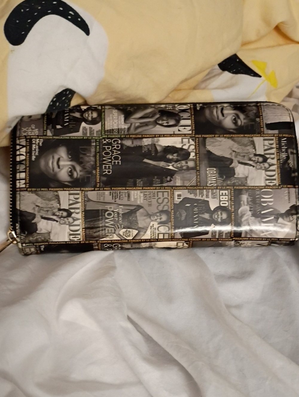 Obama's Magazine Covers Vegan Magazine Print Zip Wallet - Black/Beige
